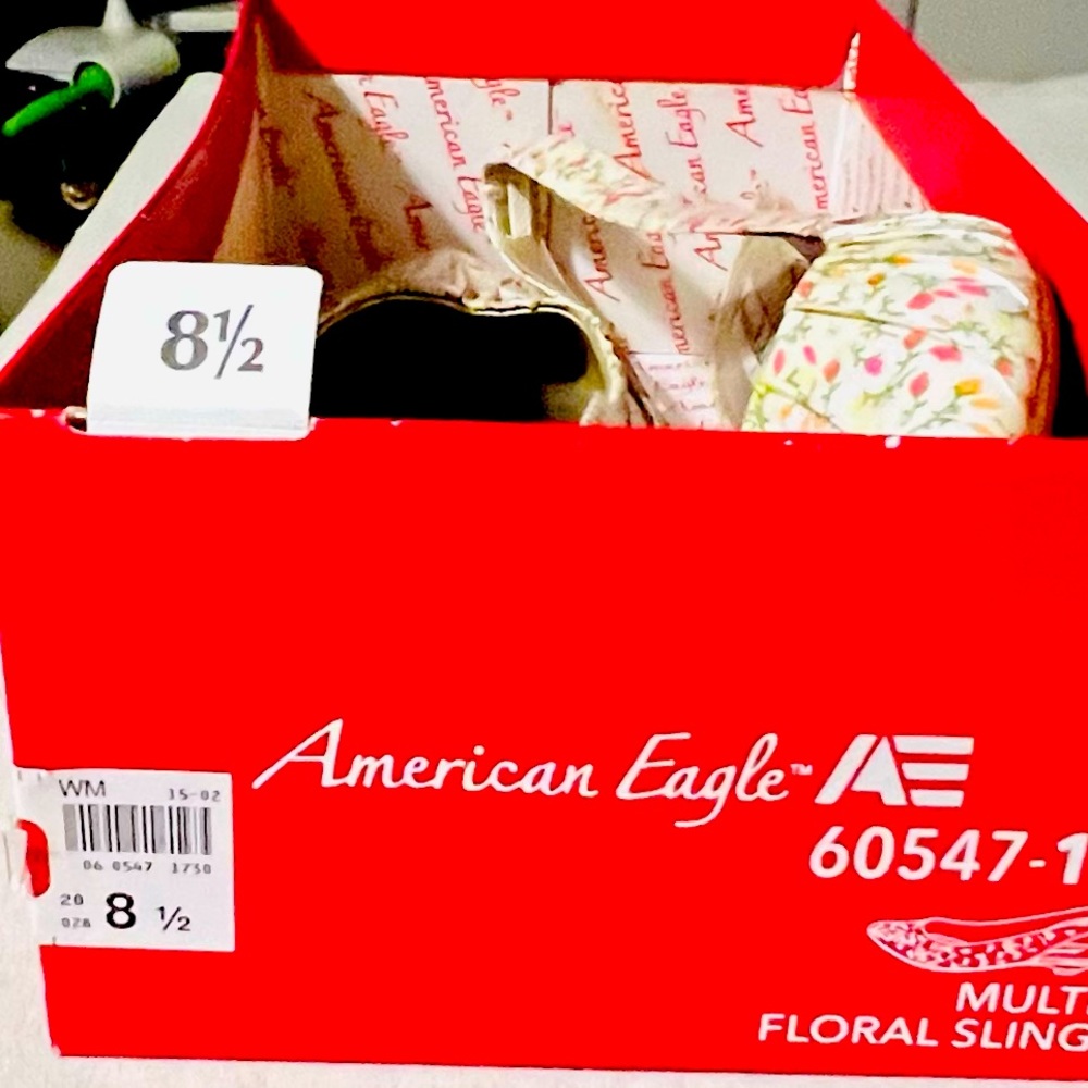New in the Box Womens size 8 1/2 American Eagle sandles